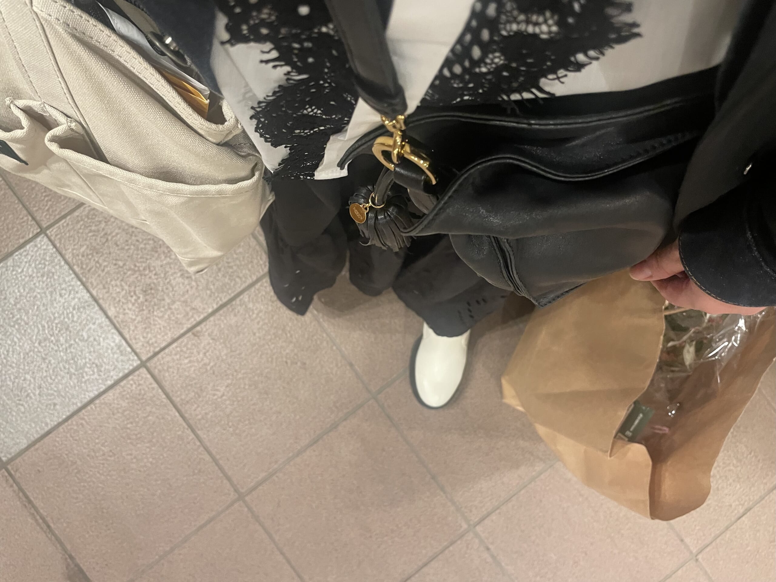 40代女性の2025年11月中旬コーデ、足元写真1