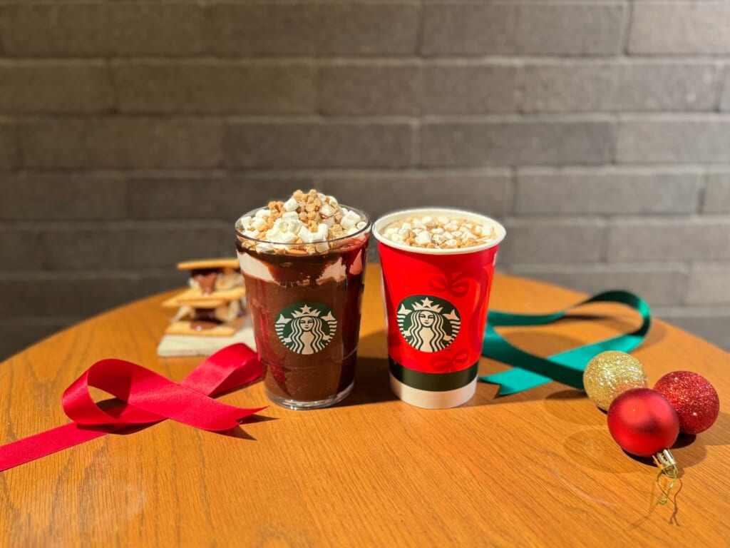 スターバックス新作ホリデーシーズン第二弾メニュー「スモア チョコレート ラテ」と「スモア チョコレート フラペチーノ®」横並び