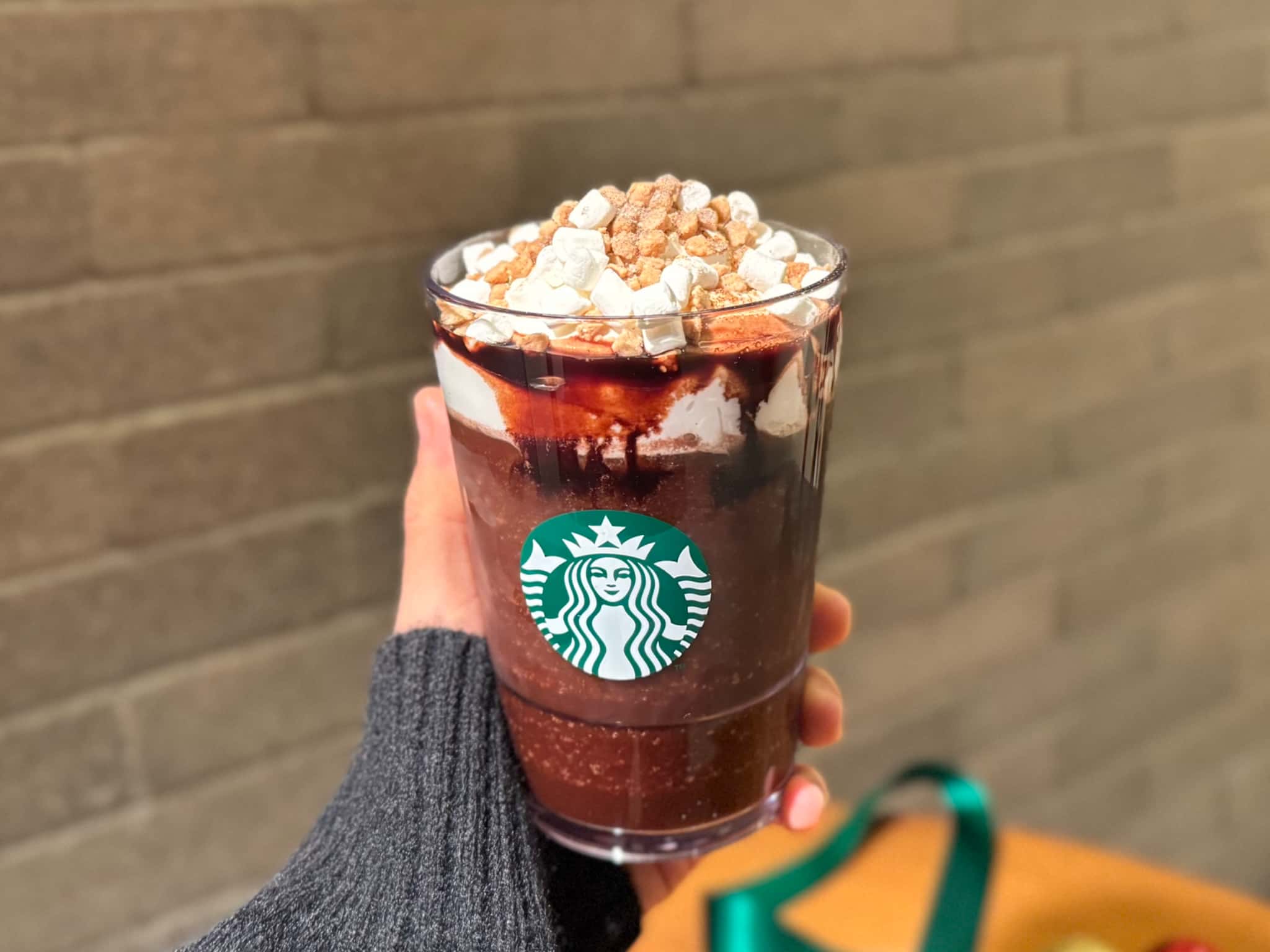 スタバ新作「スモア チョコレート フラペチーノ®」手持ち正面