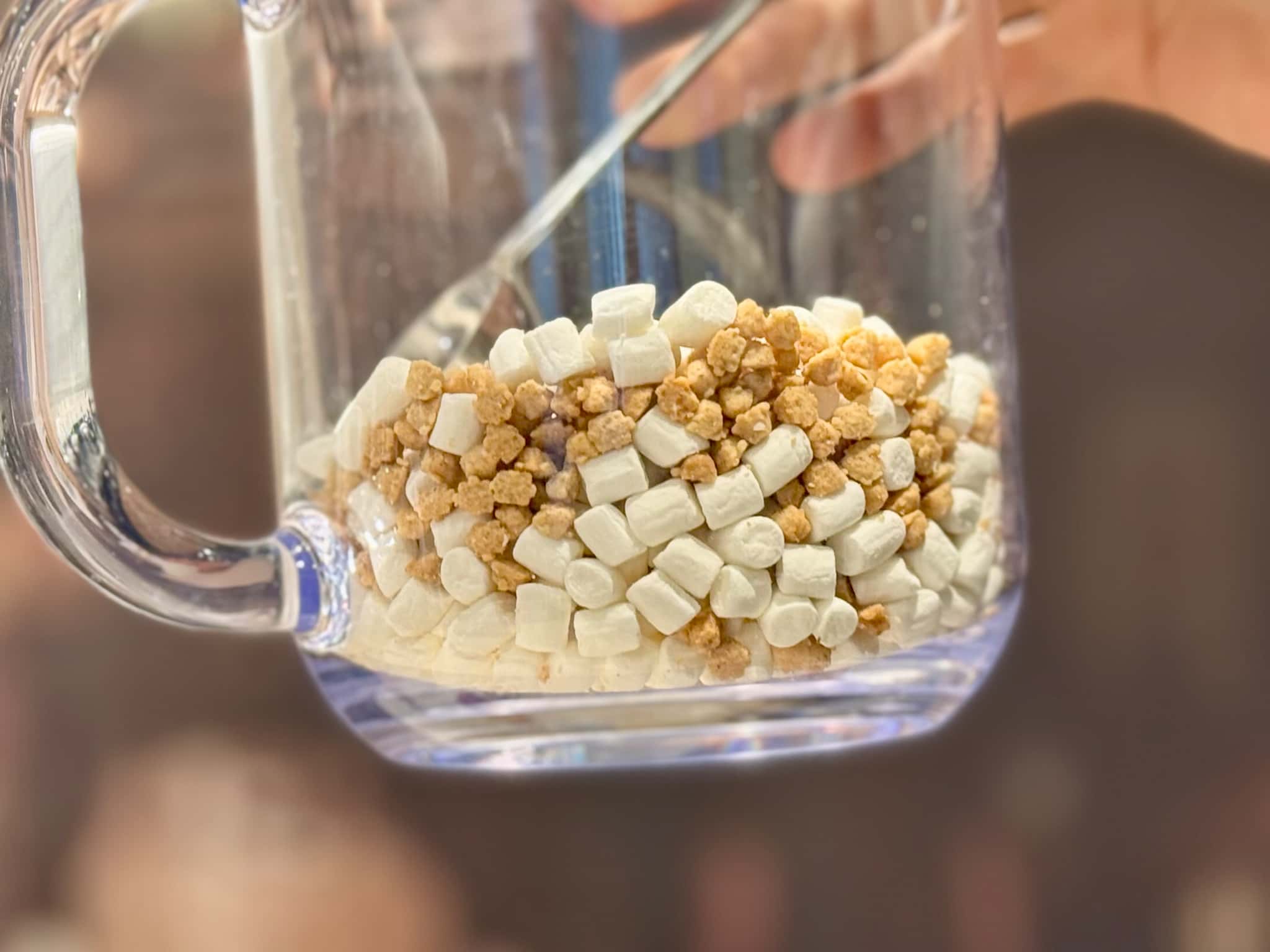 スタバホリデー新作にトッピングされるミニマシュマロと全粒粉入りのクランチ