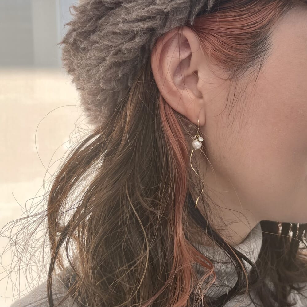 インナーカラー　パーマ　前髪あり　ミディアム