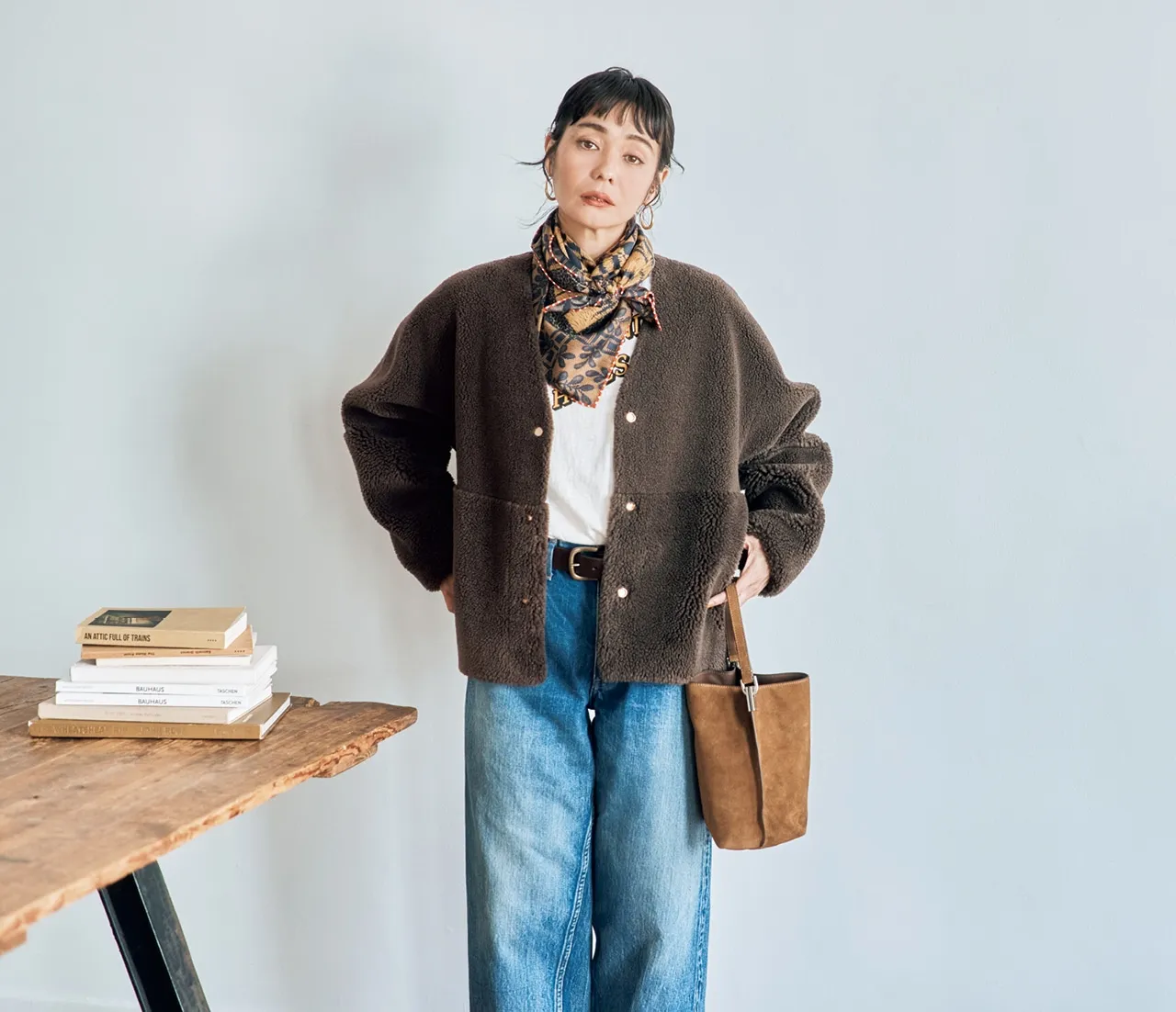 【ピエール=ルイ・マシア】ブラウン系柄ストールのコーデ