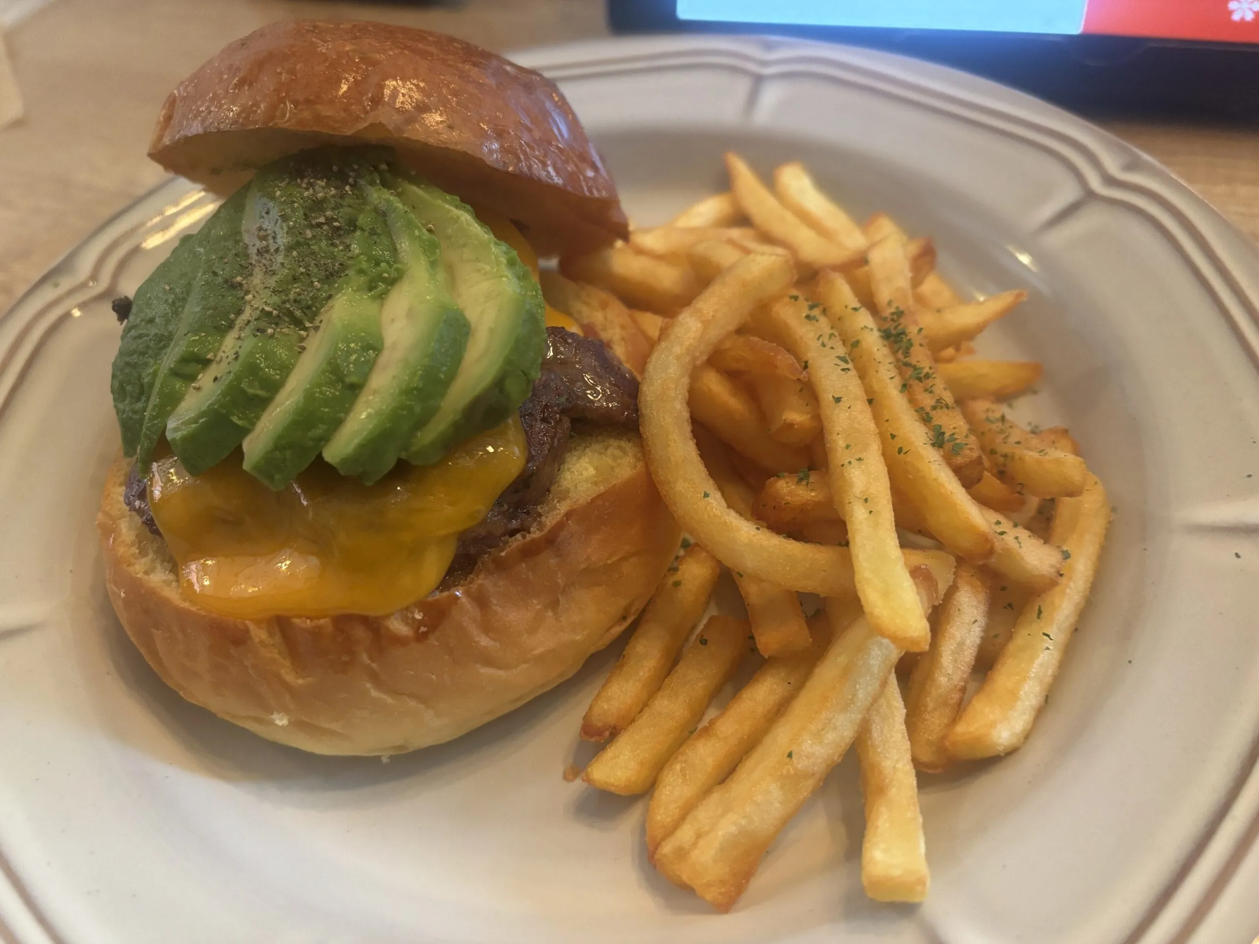 蒲田「KAKUMEI Burger&Café」アボカドチーズのバーガー