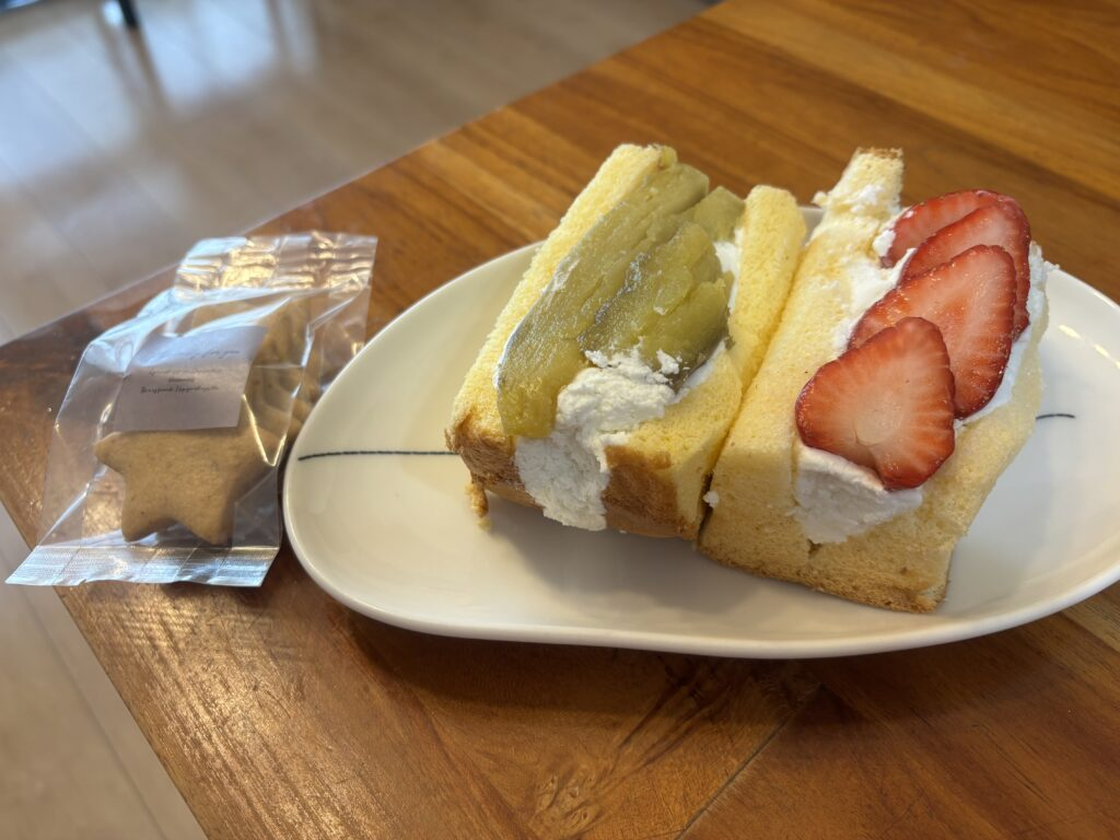 「maru.(マル)」イチゴのサンド、焼き芋のシフォンサンド、レモンクッキー