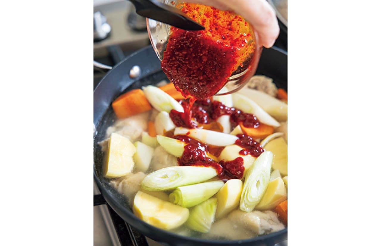 トッポギとコチュジャン、唐辛子で一気に韓国旅行気分！　調味料は一気に入れて、あとはコトコト味をしみ込ませる