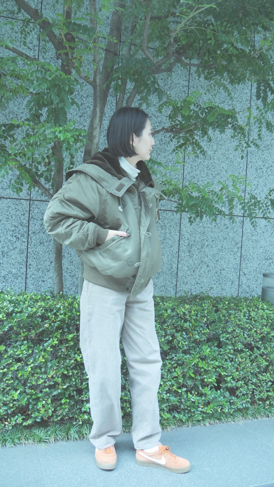 ファミリーマートの「コンビニエンスウェア」ローゲージソックスとウール混ソックス（色：ホワイトモカ）　スタイリスト高橋美帆さん全身