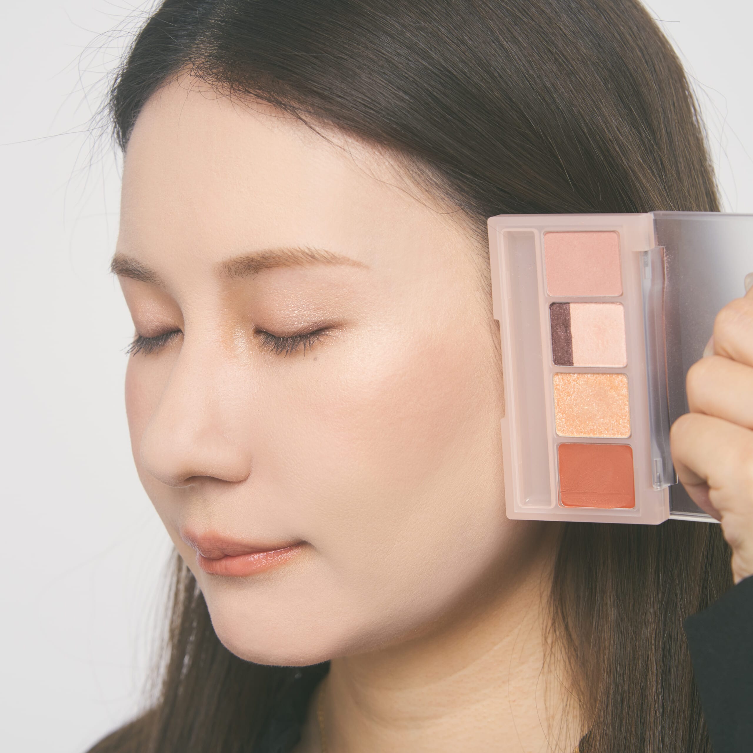 リップ、チークに一番右のレッドを使用。