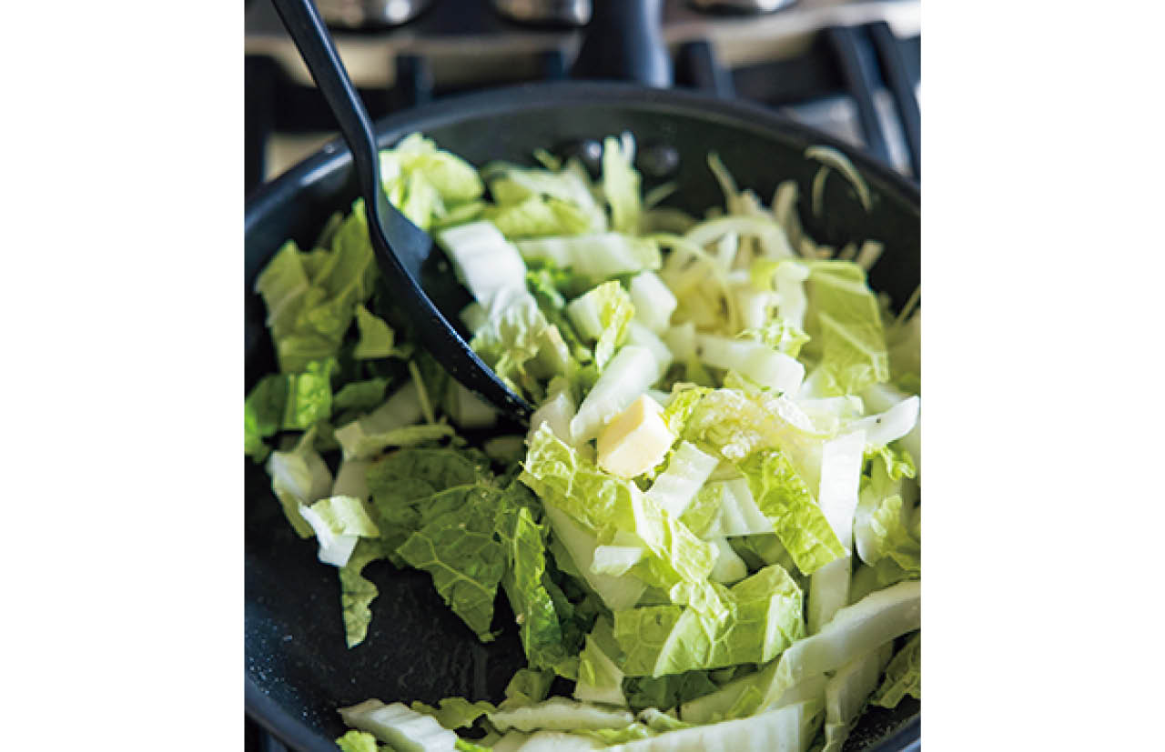 ベシャメルソースは具材とからめながら作る。「白菜から水分が出て焦げにくくなり、手間がかからないうえに失敗も少ないんです」