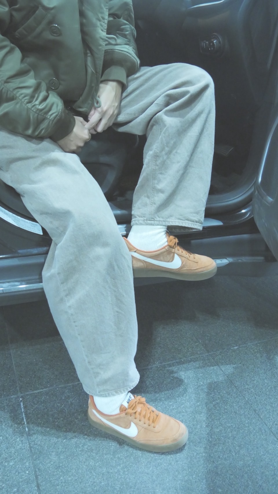 ファミリーマートの「コンビニエンスウェア」ローゲージソックスとウール混ソックス（色：ホワイトモカ）　スタイリスト高橋美帆さんコーディネート足元