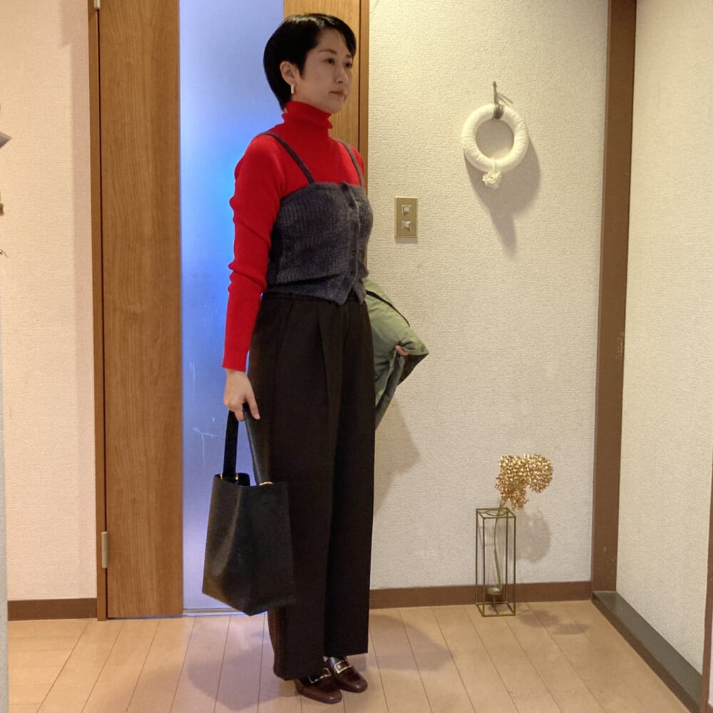 ブラウントラウザー グレーキャミニット 赤リブタートルニット