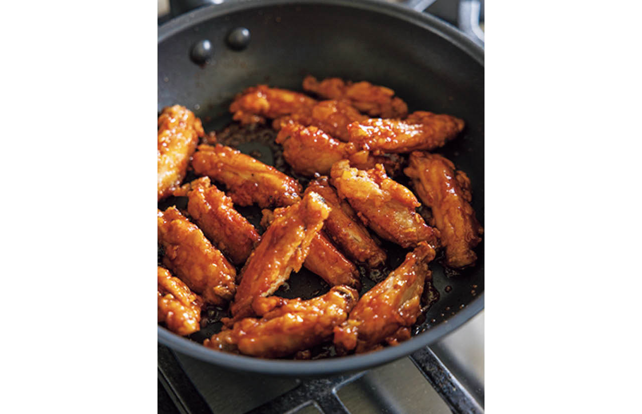 タレはとろみがつくまで煮立ててから鶏スペアリブを入れ、さっとからめる。味はしっかり入りつつ、衣のカリッと感も残る