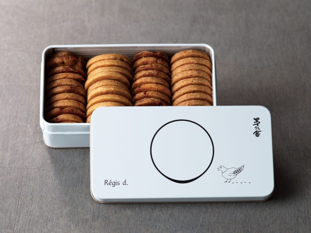京都の名店『Régis d.（レジス・デ）』の茅乃舎特別仕様のクッキー。こちらも東京銀座 茅乃舎限定販売。 『Régis d.（レジス・デ）』ビスキュイ缶「Les palets」￥4860