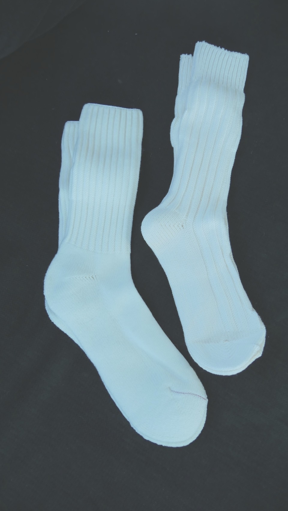 ファミリーマートの「コンビニエンスウェア」ローゲージソックスとウール混ソックス（色：ホワイトモカ）　スタイリスト高橋美帆さんがオススメ