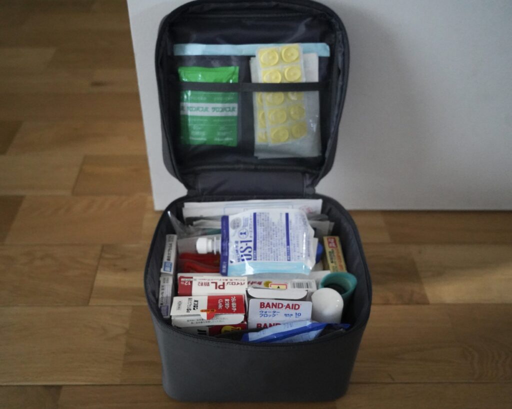 ボンマモン「救急箱」蓋を開けて中身を入れた様子