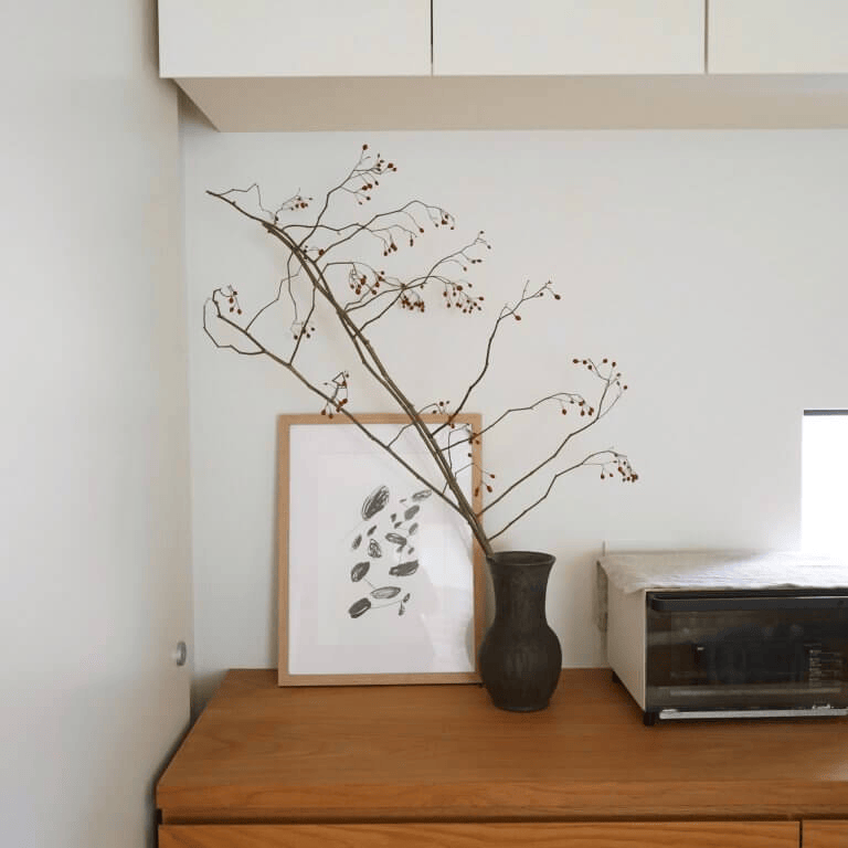 加藤かずみさん「花器（錆）」野バラの枝ものを挿して飾ったところ