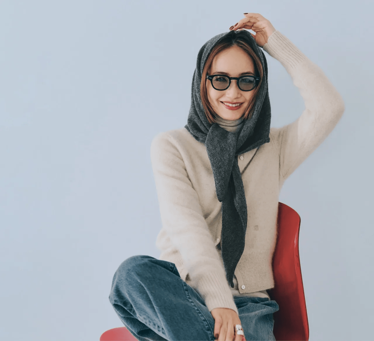 【オブラダ】ニットスカーフ「TRIANGLE(グレー)」のコーデ