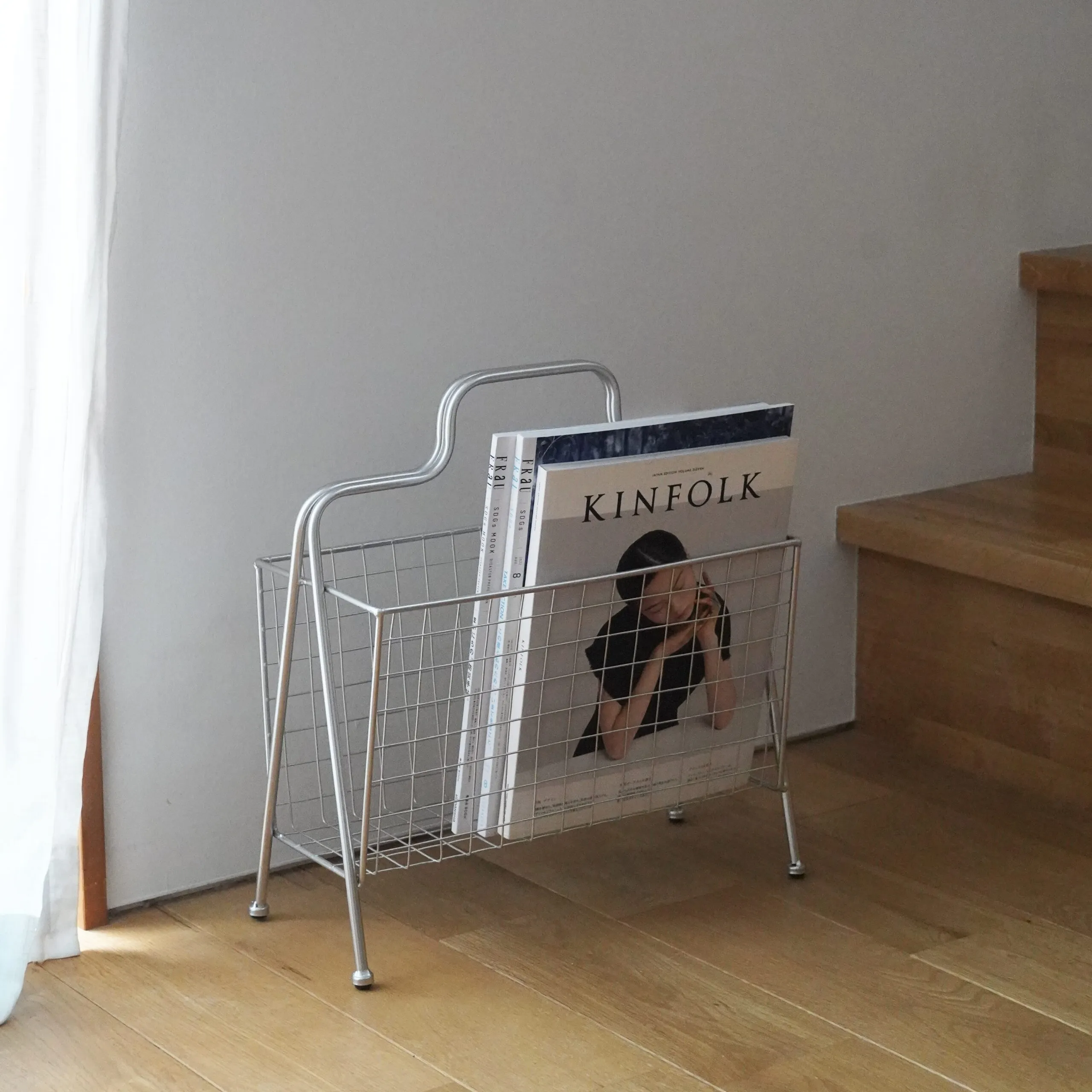 DULTON「マガジン ラック アイアン」雑誌類を入れたところ