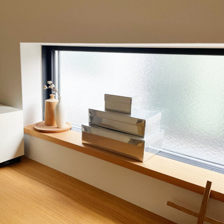 SyuRo「角缶（ブリキ）SS・小・大」窓辺に飾ったところ