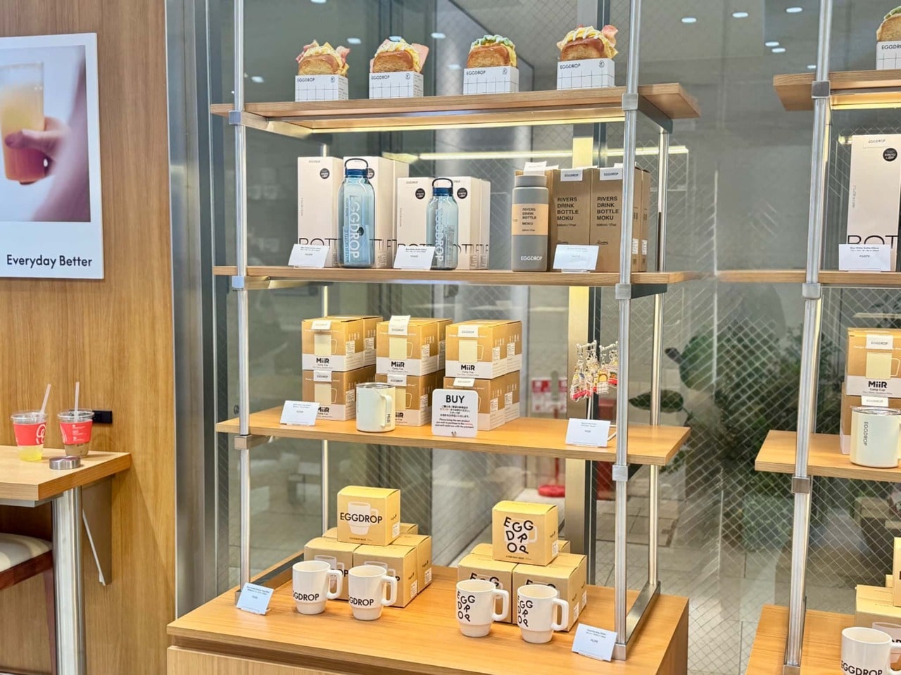 EGGDROP 日本グッズ陳列棚の様子
