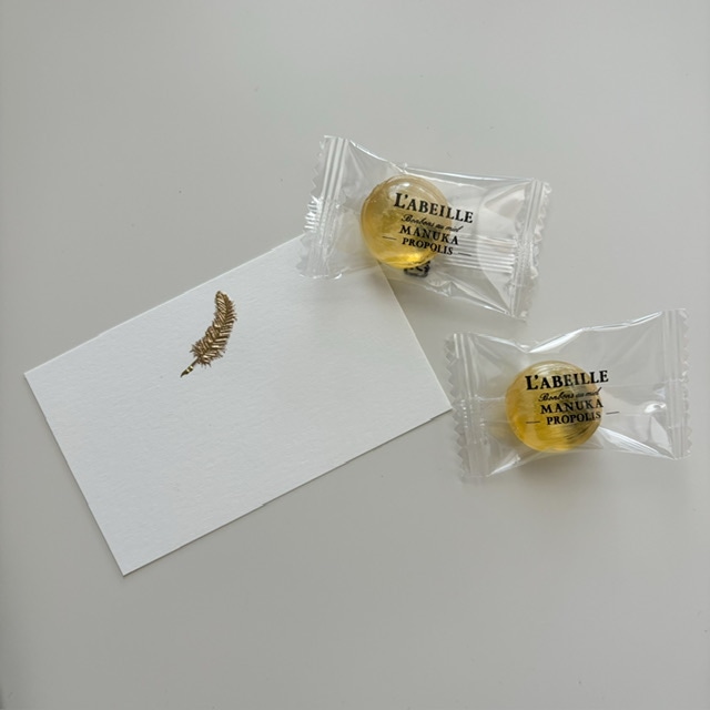 L’ABEILLE/ラベイユ・マヌカキャンディとメッセージカードの写真