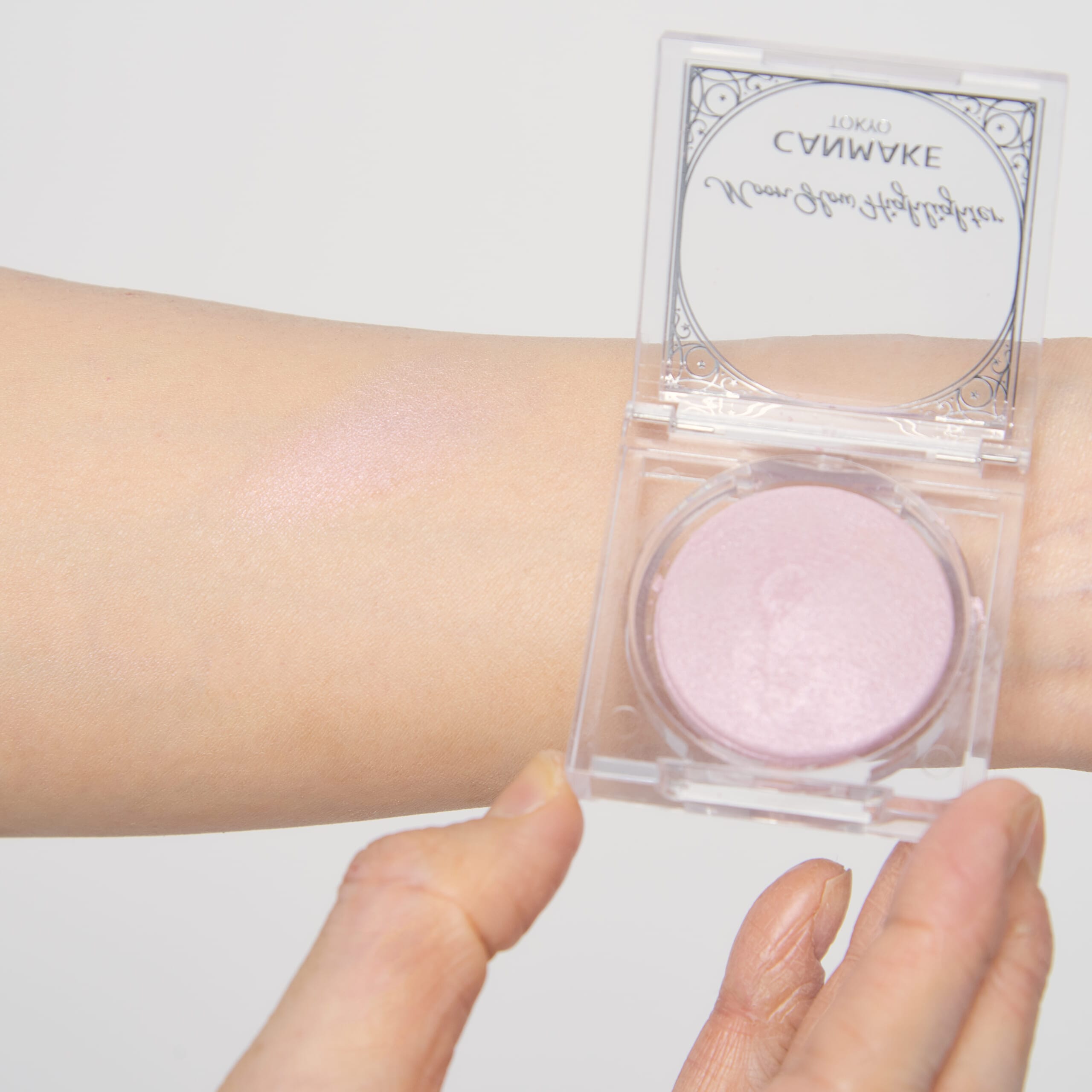 【03:ムーングロウライラック】を腕にスウォッチ。