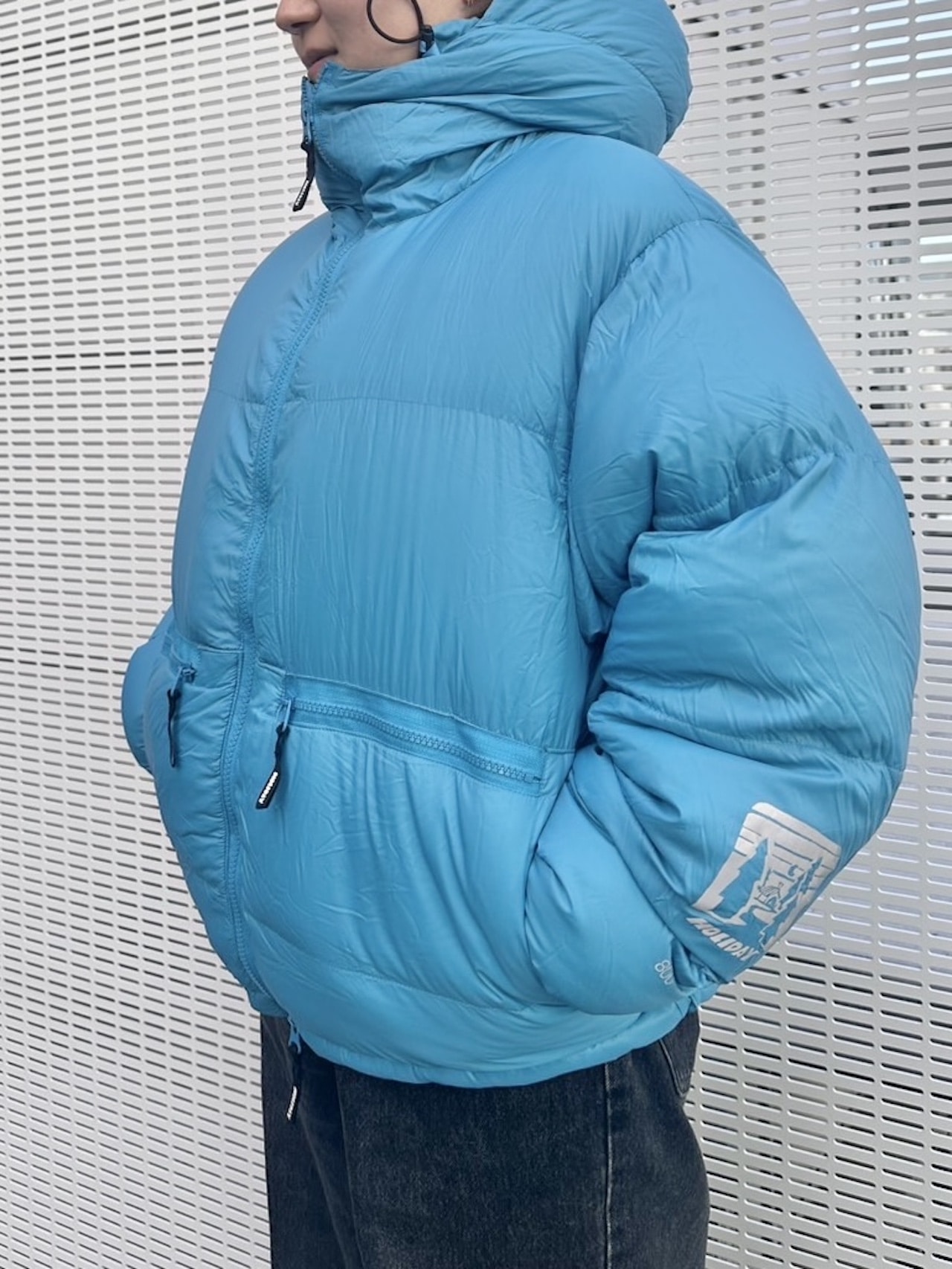 「HOLIDAY（ホリデイ）」のPACKABLE DOWN JACKET　着用カット