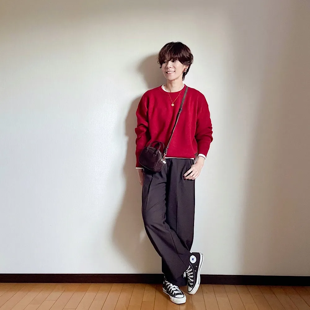 ユニクロ「スムースコットンクルーネックセーター」のコーデ