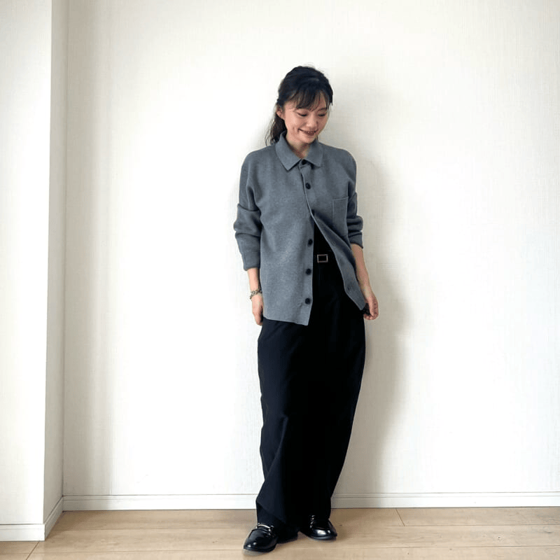 ユニクロ「ミラノリブシャツカーディガン」「ジャージーバレルレッグパンツ」「リバーシブルベルト」のコーデ