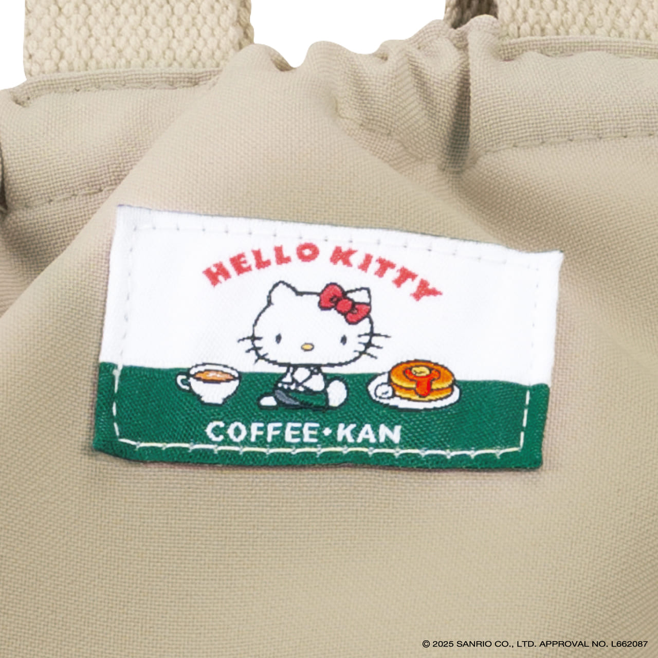 「ハローキティ×珈琲館 ハッピーバッグ2026」中身・異素材ミックスの「ボア巾着バッグ」グリーン×ベージュステッチ