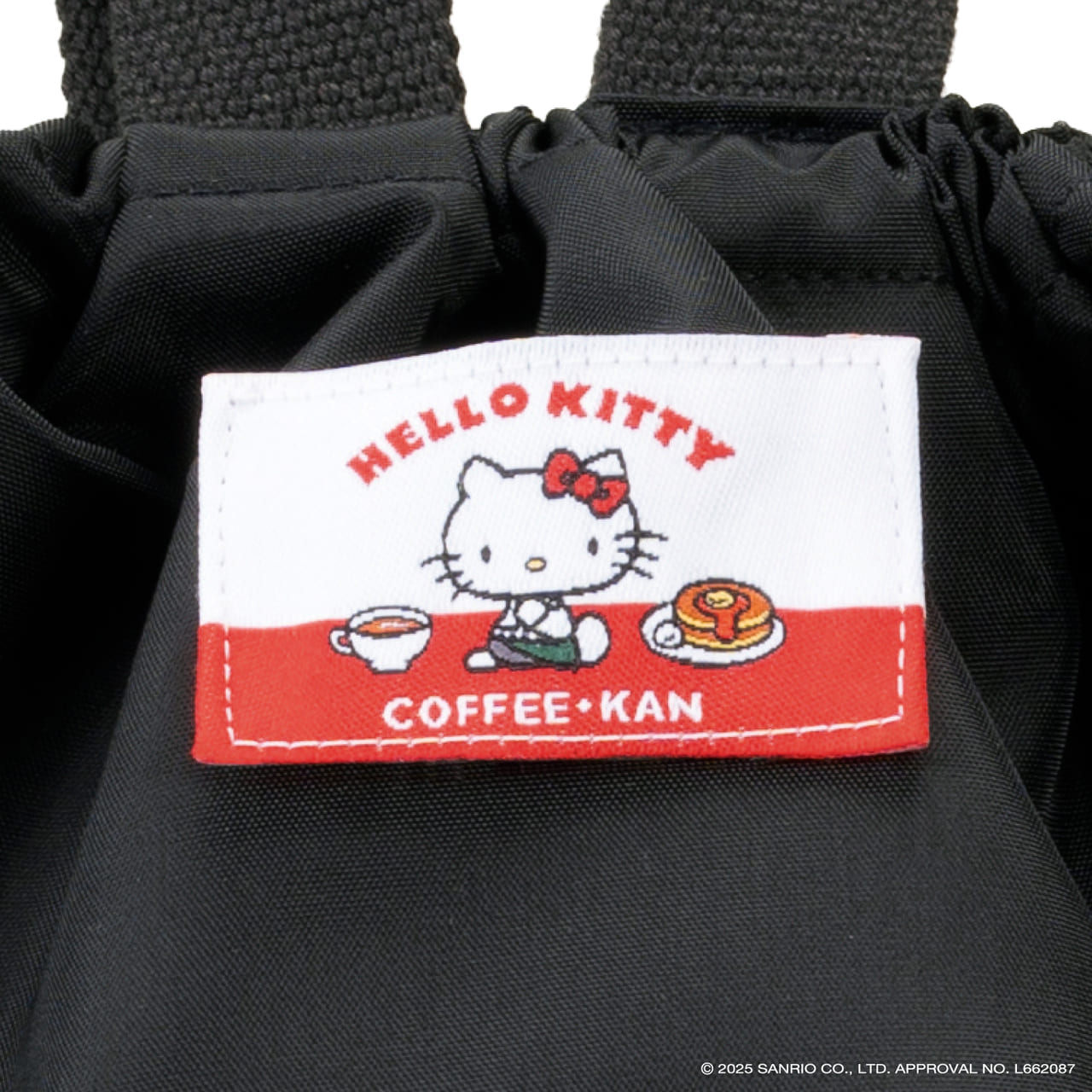 「ハローキティ×珈琲館 ハッピーバッグ2026」中身・異素材ミックスの「ボア巾着バッグ」ブラックステッチ