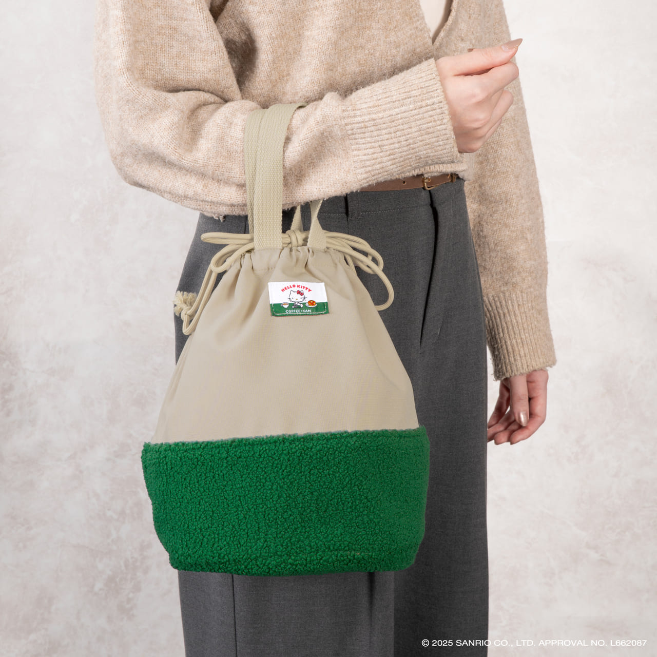 「ハローキティ×珈琲館 ハッピーバッグ2026」腕にかけた様子