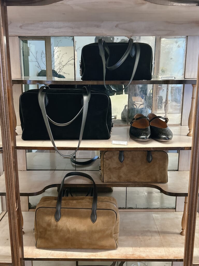 TOUT Y EST TOKYO　ロケバッグの陳列