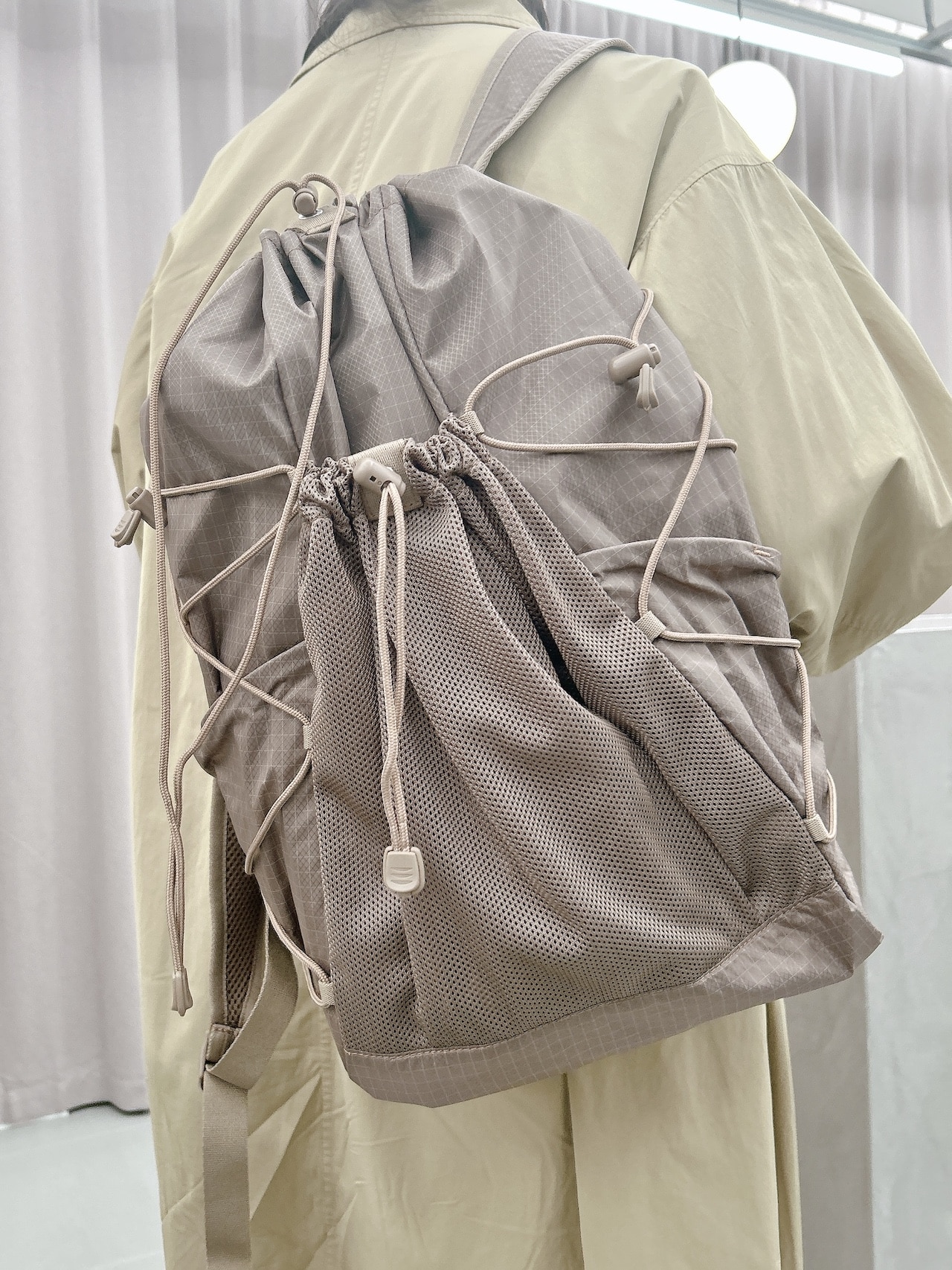 無印良品　撥水 リップストップ リュックサックのモカブラウンを背負ったところ