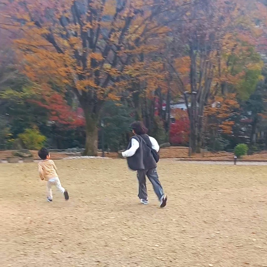 岐阜公園の芝生で全力疾走