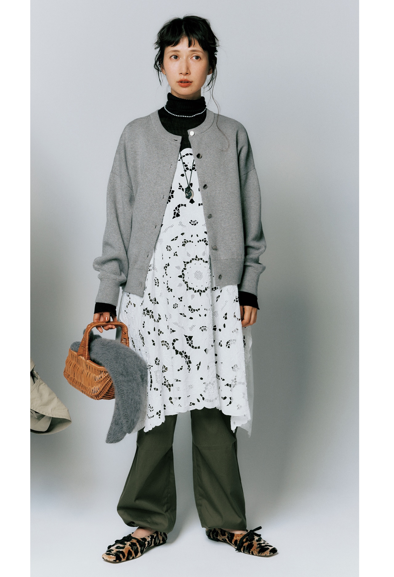 kazumiさんの12closet（トゥエルブクローゼット）【洗える】【kazumiさんコラボ】コットンカシミヤ ２WAYニット グレーのコーデ