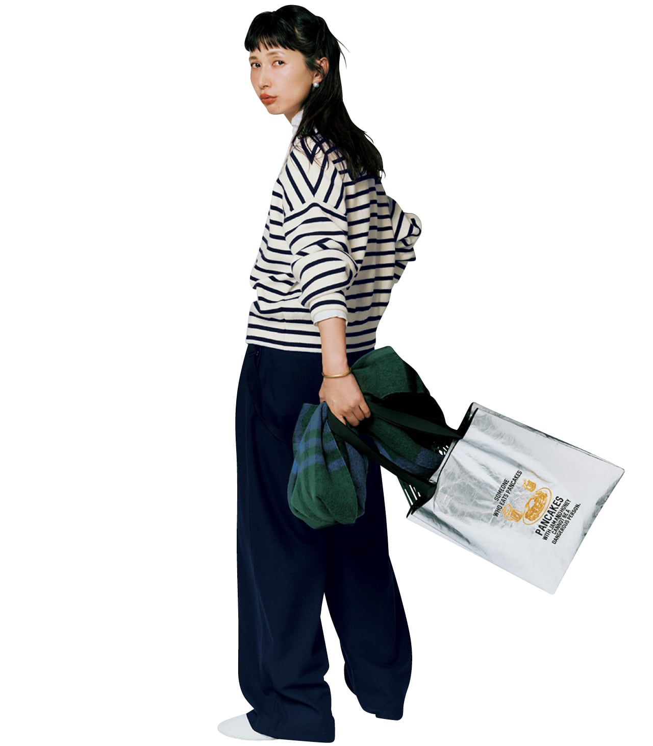 kazumiさんの12closet（トゥエルブクローゼット）【洗える】【kazumiさんコラボ】コットンカシミヤ ２WAYニット ネイビー×ホワイトと12closet（トゥエルブクローゼット）【洗える】【ストレッチ】【kazumiさんコラボ】サスペンダーパンツ ネイビーと12closet（トゥエルブクローゼット）【撥水】【kazumiさんコラボ】“PANCAKE”刺しゅう トートバッグ（M） シルバー×ブラックのコーデ 背面