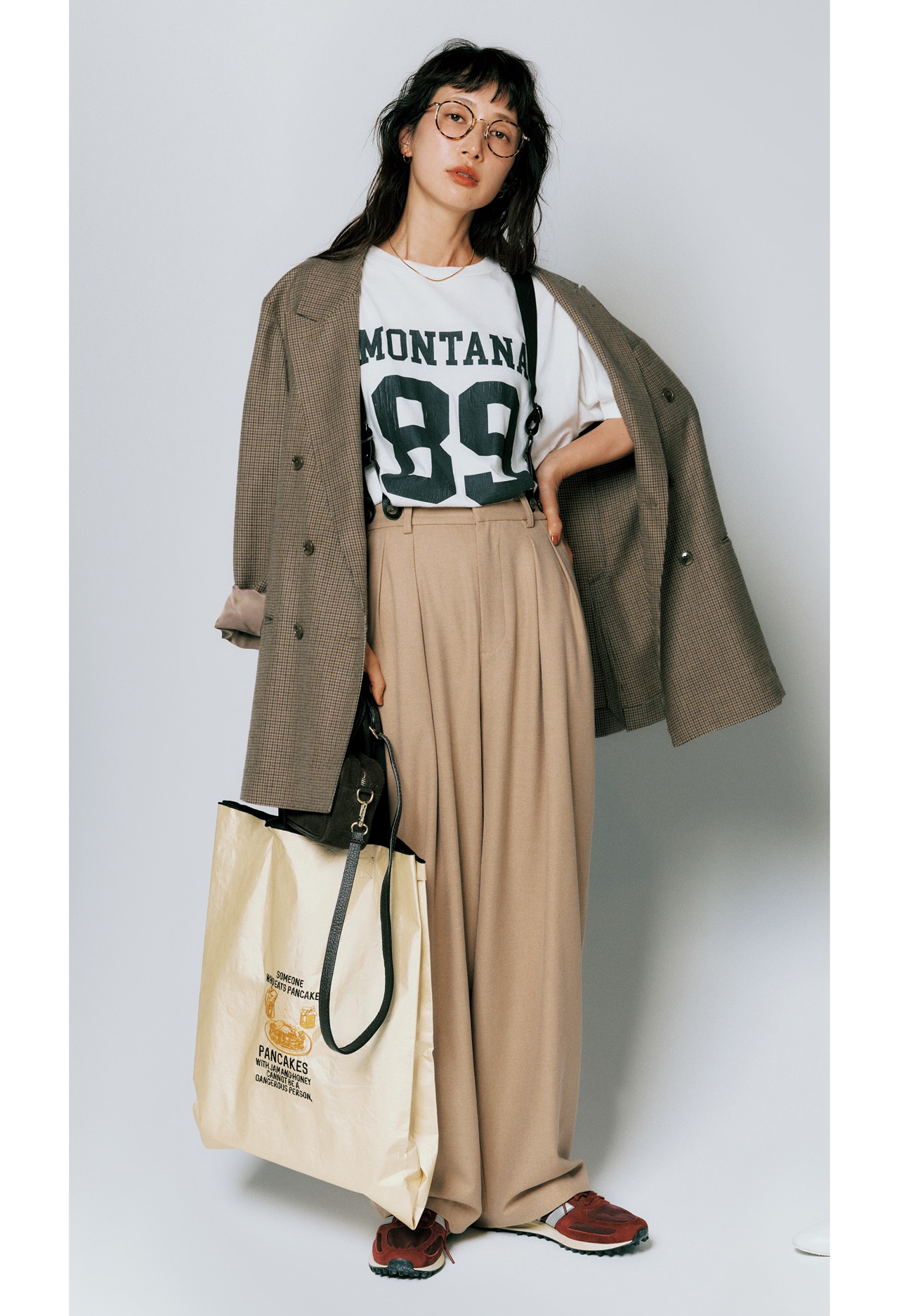 kazumiさんの12closet（トゥエルブクローゼット）【洗える】【ストレッチ】【kazumiさんコラボ】サスペンダーパンツ ベージュと12closet（トゥエルブクローゼット）【撥水】【kazumiさんコラボ】“PANCAKE”刺しゅう トートバッグ（L） ゴールド×ブラックのコーデ