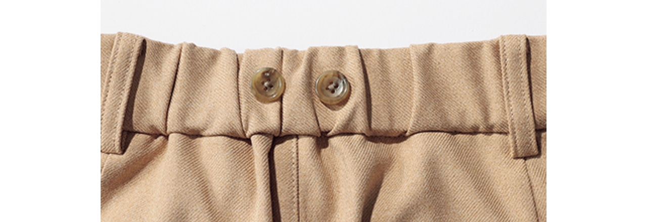 ウエスト後ろがゴム仕様なので、はき心地のよさは◎。サスペンダーはボタン着脱式です。