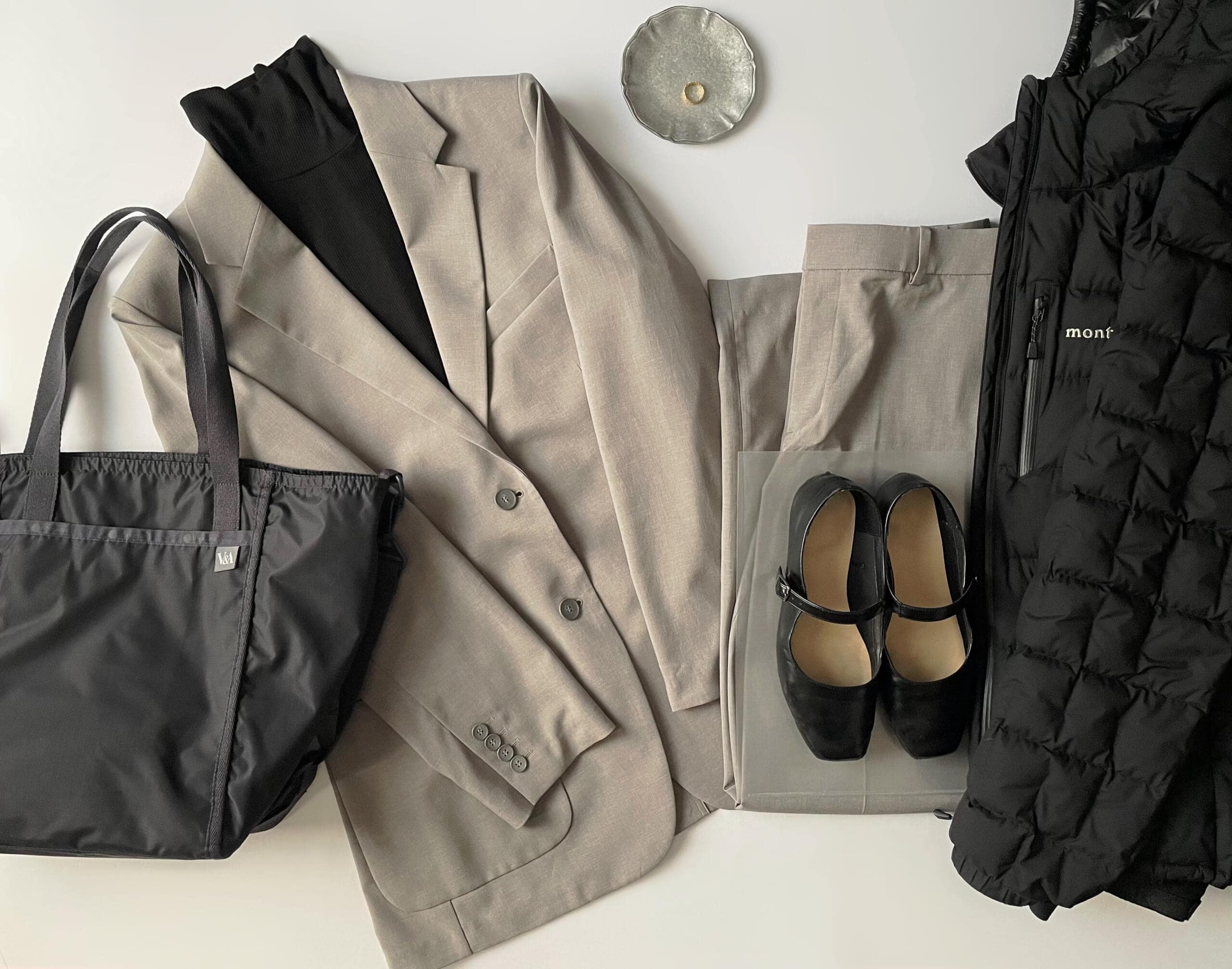40代女性の2025年11月下旬コーデ、グレーのリクルートスーツのフラットレイ画像。