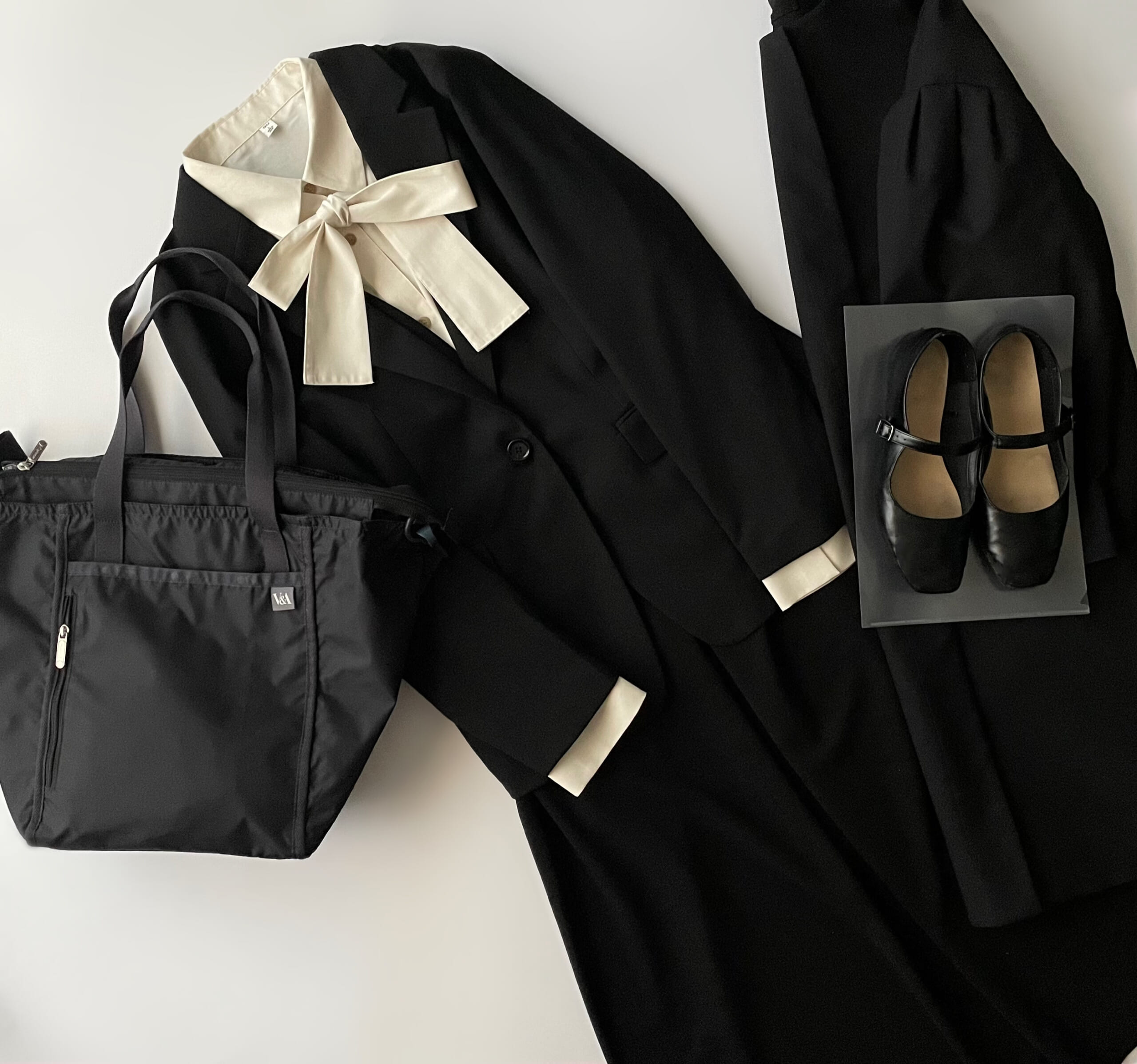 40代女性の2025年11月下旬コーデ、GUの黒のテーラードジャケットにノアールレーベルのジャンパースカートを合わせている。