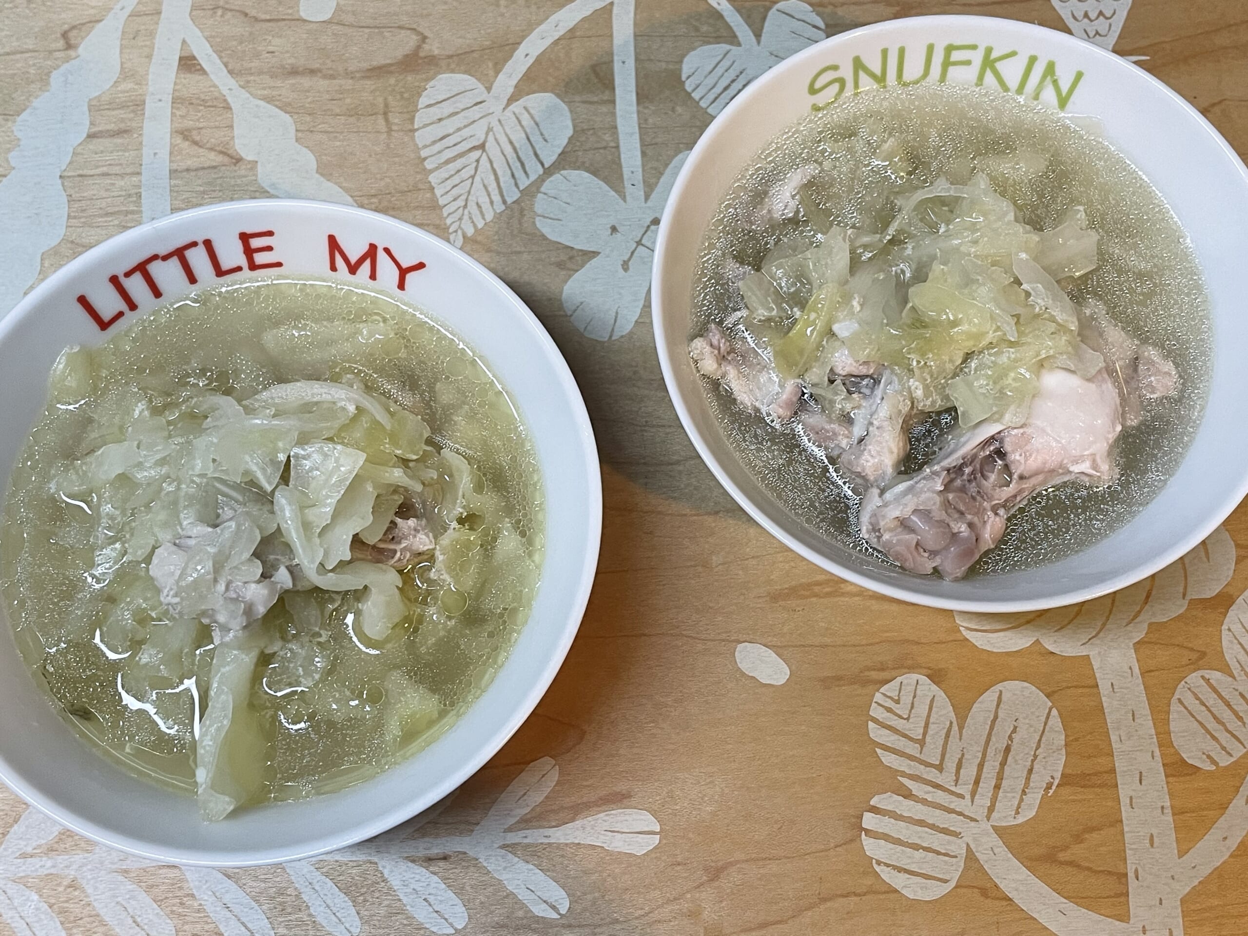 コウケンテツさんのレシピ「鶏とキャベツのスープ」をムーミンのボウルに盛り付けた写真