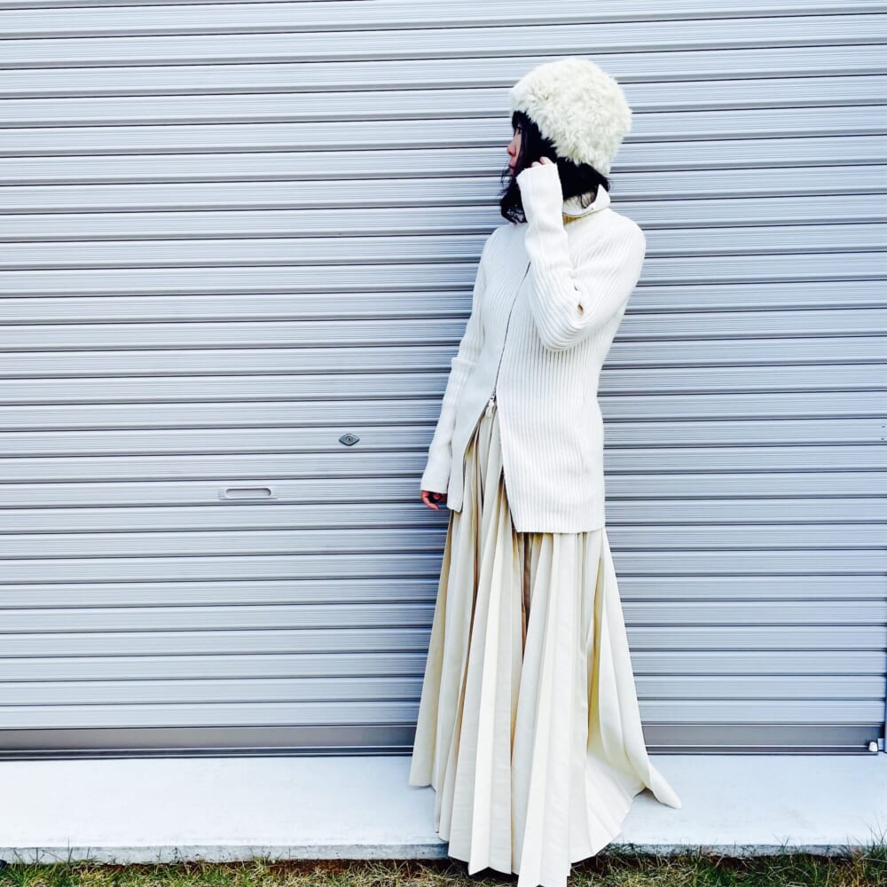 オールホワイト　ニット　プリーツスカート　冬コーデ