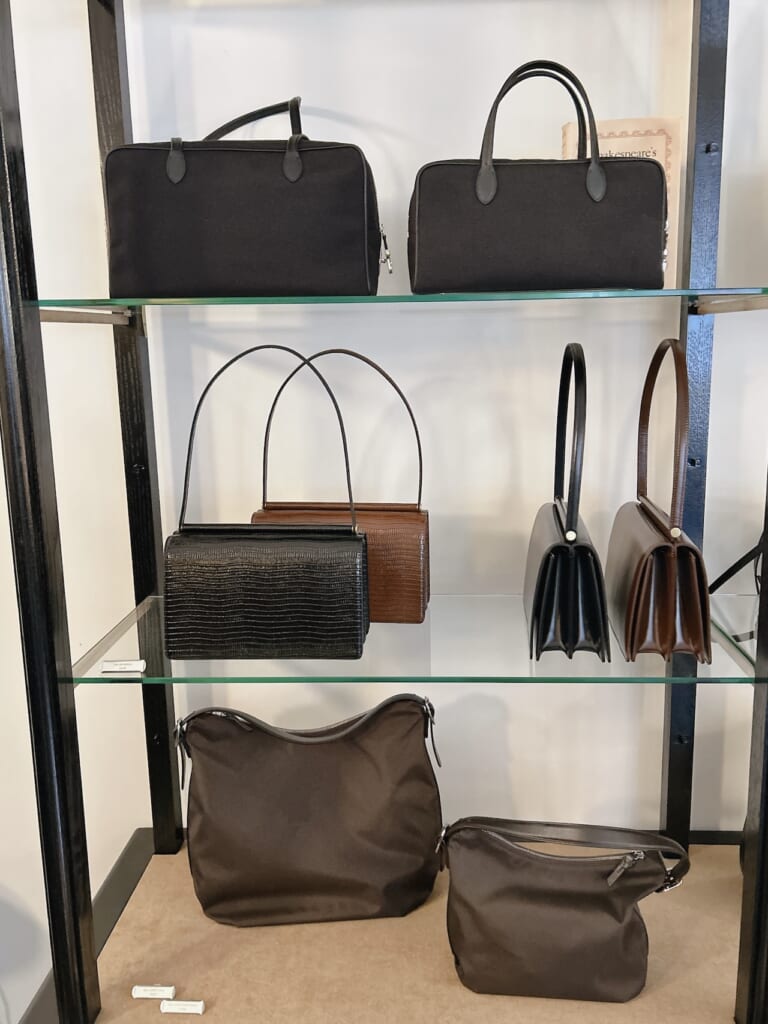TOUT Y EST TOKYO　バッグの陳列