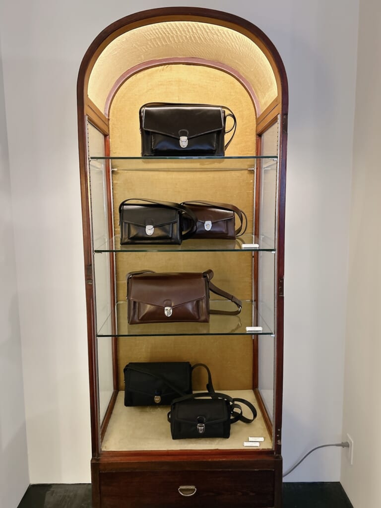 TOUT Y EST TOKYO　ポレトワールバッグの陳列