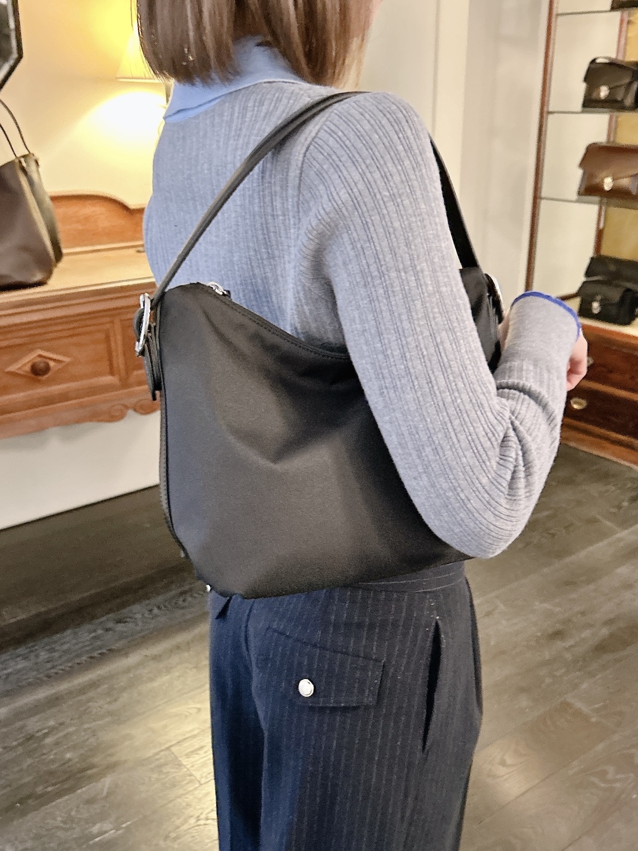 トゥティエ　カノ トワル スモールバッグのブラックを肩がけ