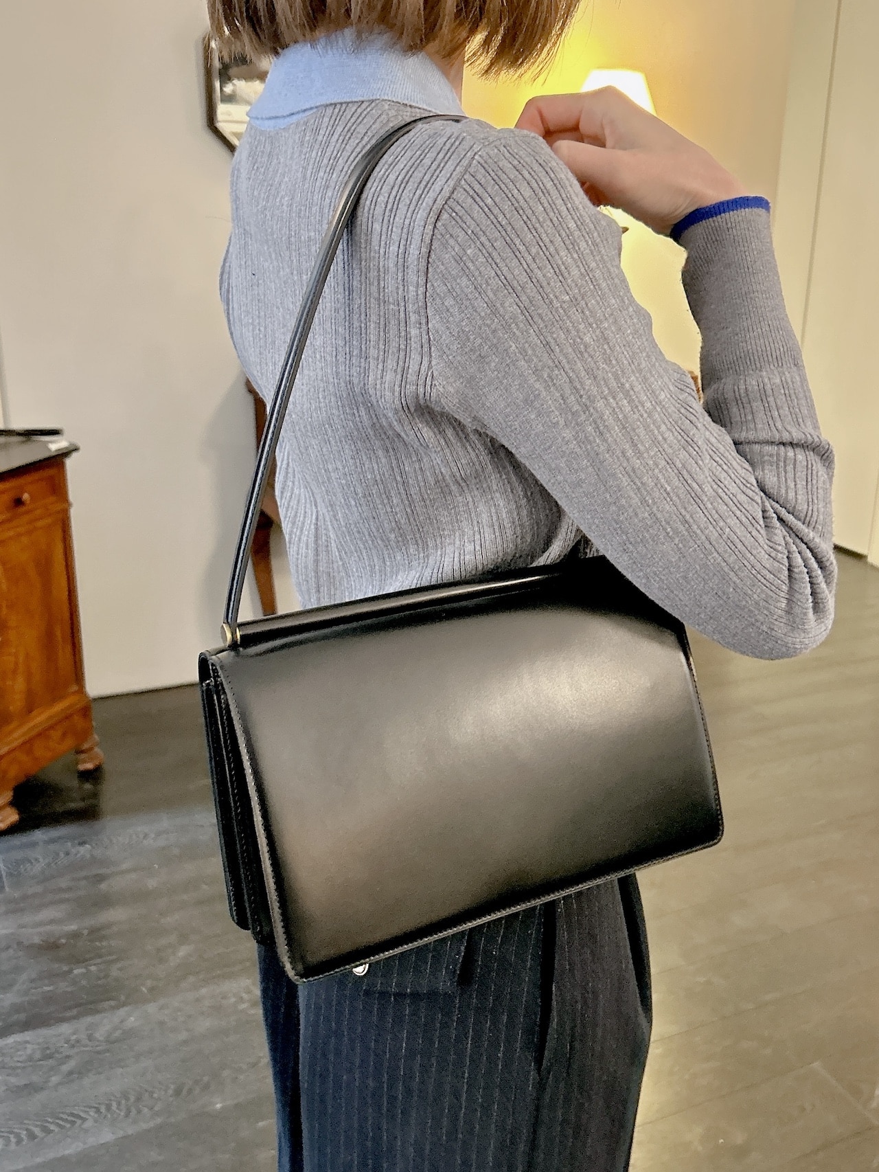 トゥティエ　ポメルバッグのブラックを肩がけ