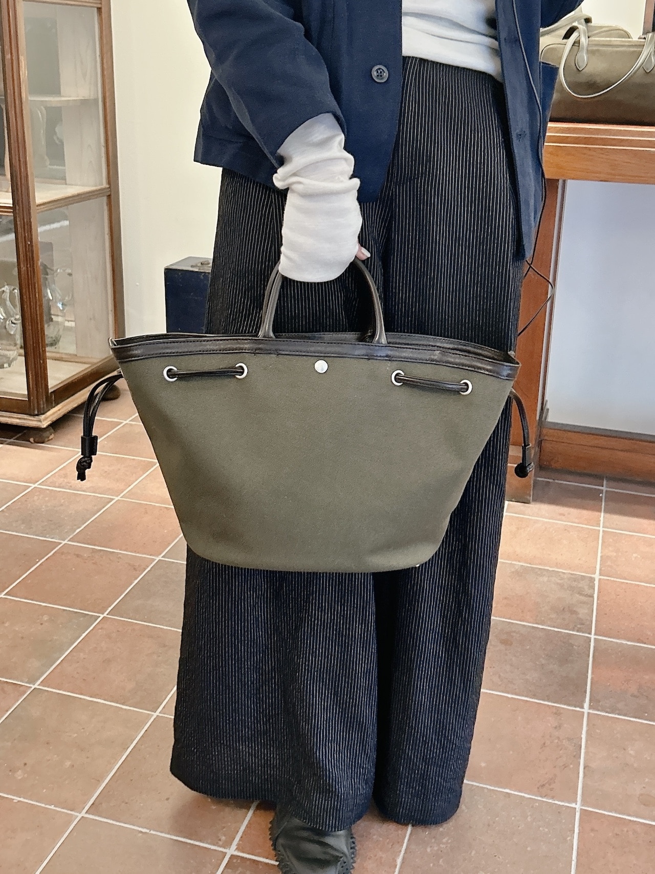 トゥティエ　コキー スモールバッグのカーキを持っているところ