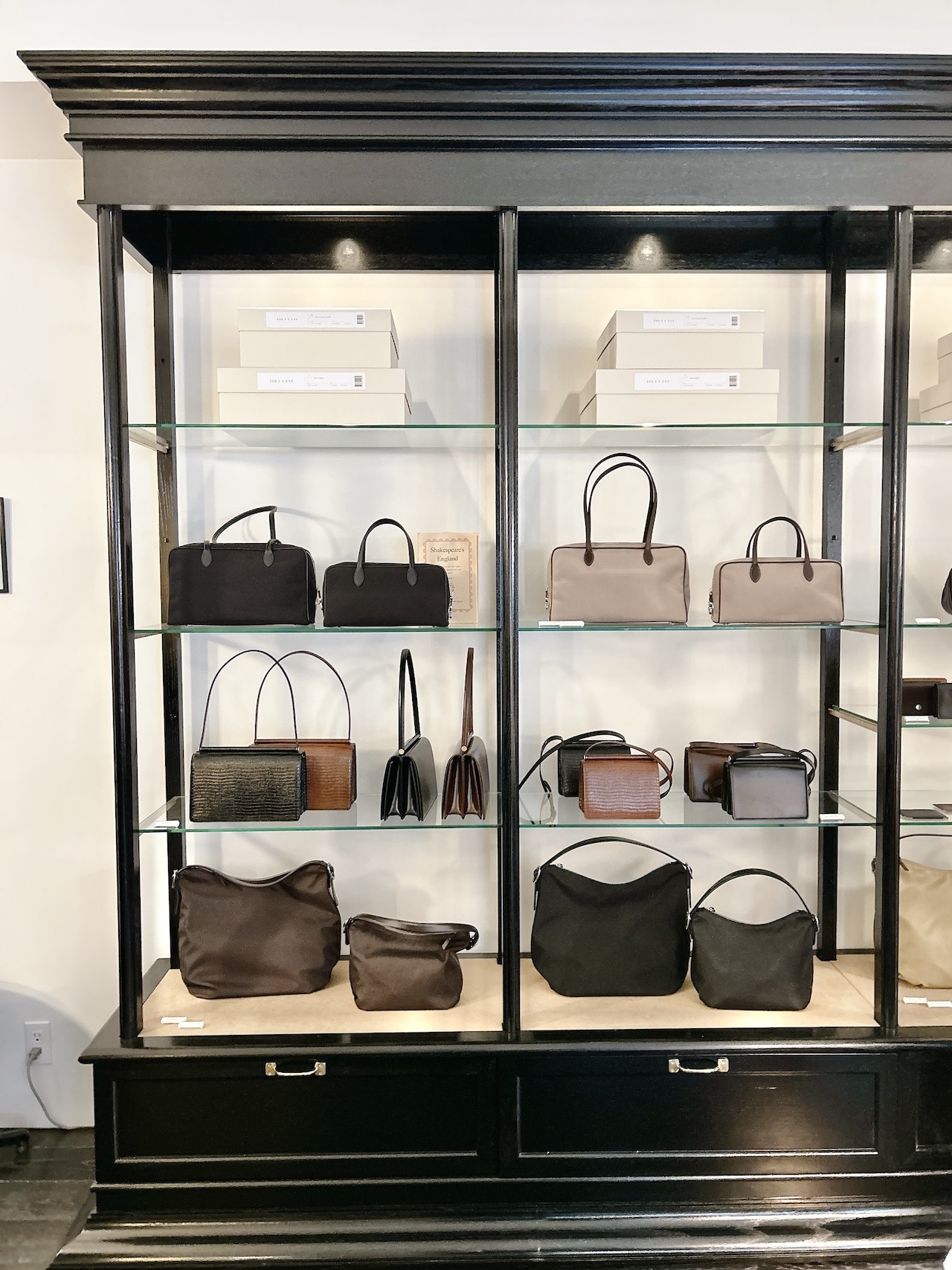 TOUT Y EST TOKYO　内観