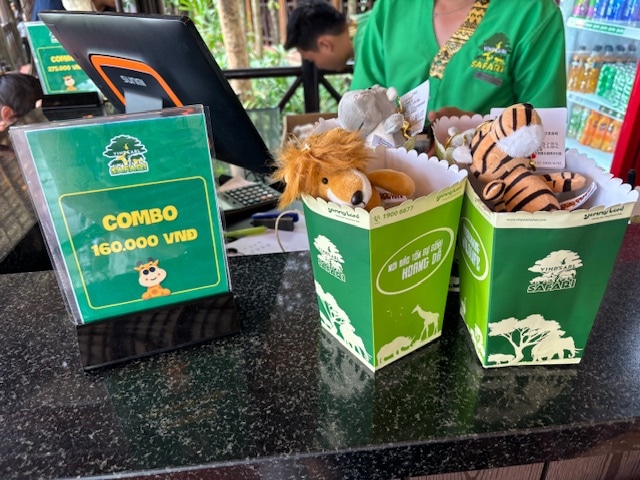 ヴィンパールサファリ フーコックのキリンの餌の写真（コンボセット）