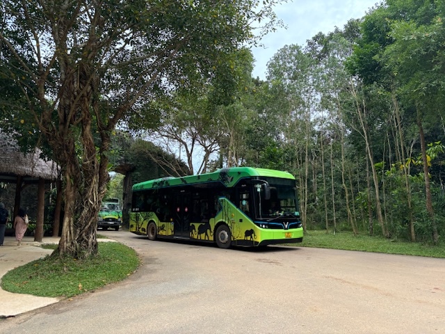 ヴィンパールサファリ フーコックのサファリバスの写真